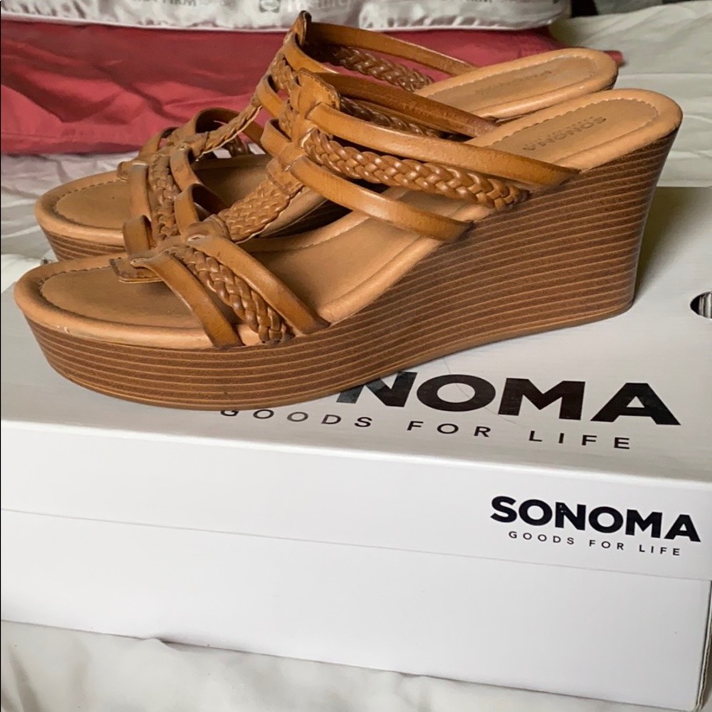 Wedged shoes